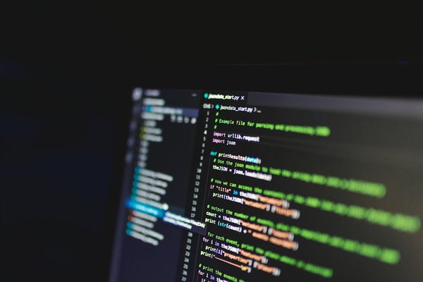 Inwiefern kann die KI-basierte Analyse von Kundenfeedback die Entwicklung neuer Produkte beschleunigen?