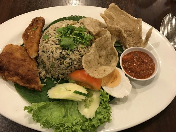 Was sind die Geheimnisse für eine schmackhafte indonesische Nasi Goreng mit Garnelen?